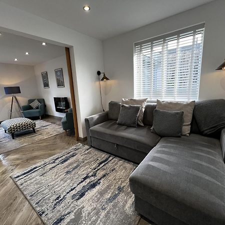 Stylish Modern Home With Parking Enclosed Garden Holyhead Luaran gambar