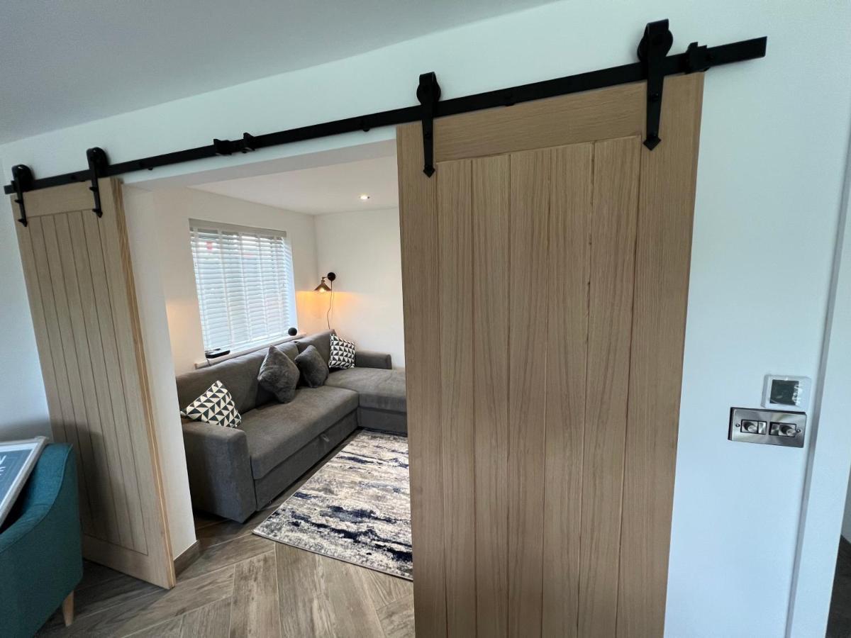 Stylish Modern Home With Parking Enclosed Garden Holyhead Luaran gambar