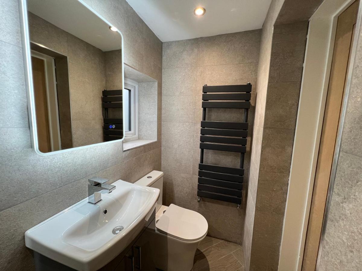 Stylish Modern Home With Parking Enclosed Garden Holyhead Luaran gambar