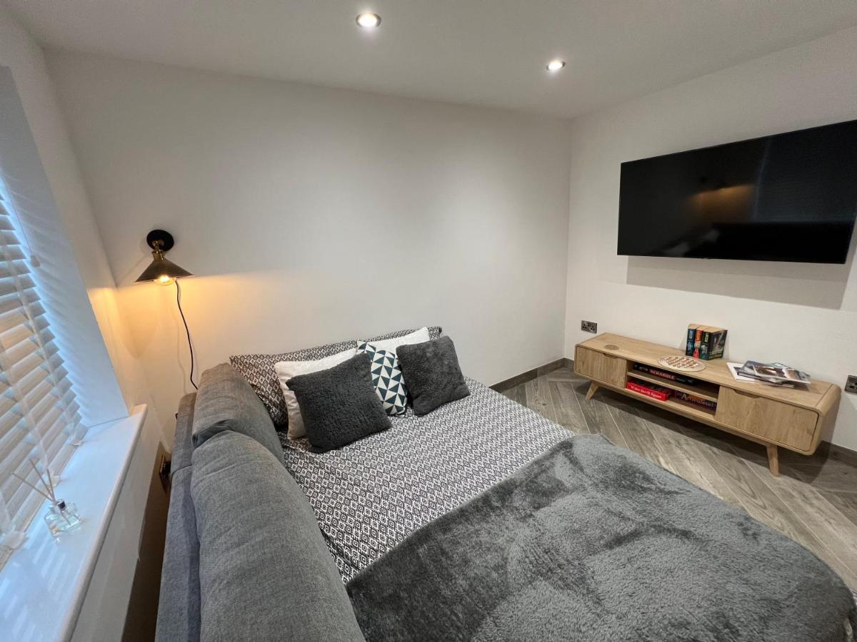 Stylish Modern Home With Parking Enclosed Garden Holyhead Luaran gambar