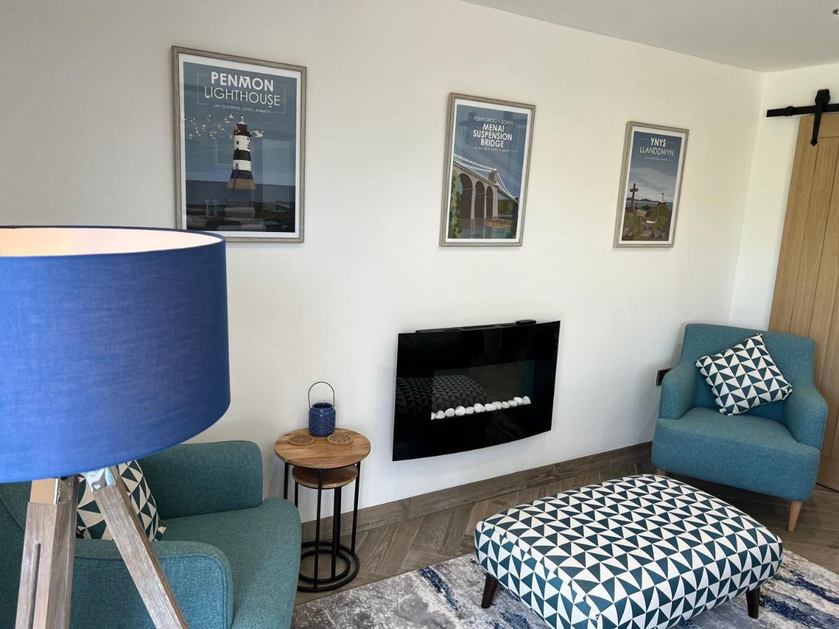 Stylish Modern Home With Parking Enclosed Garden Holyhead Luaran gambar
