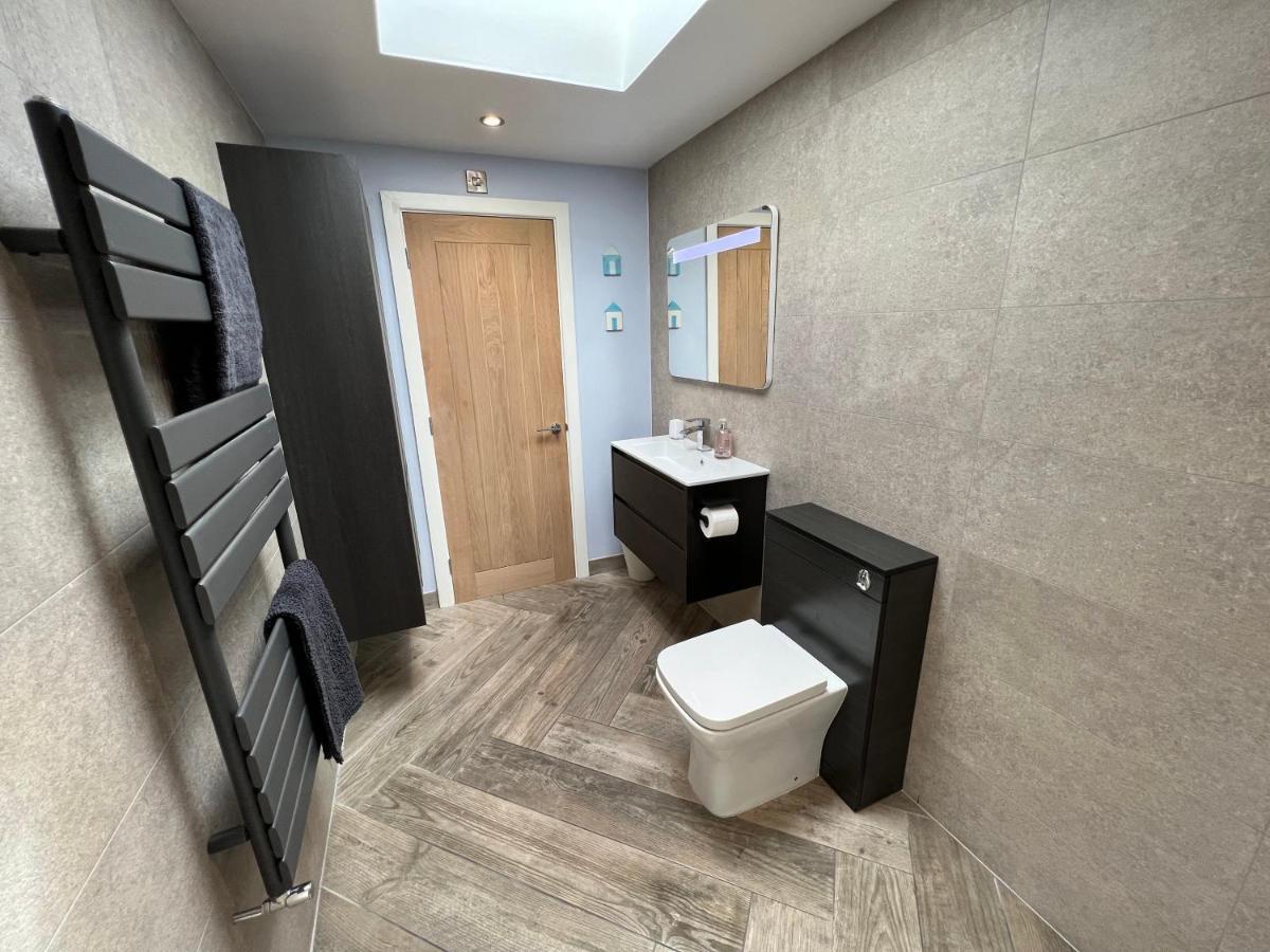 Stylish Modern Home With Parking Enclosed Garden Holyhead Luaran gambar