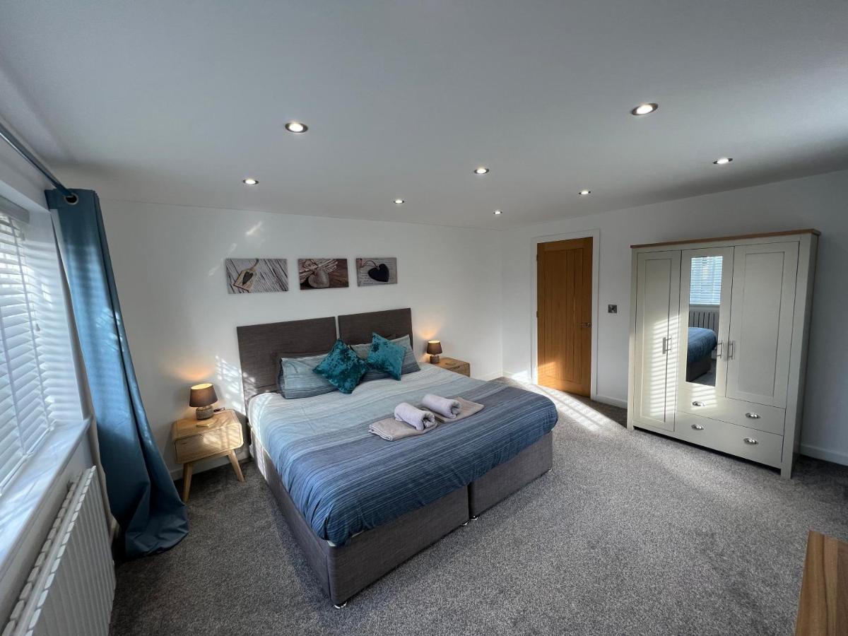 Stylish Modern Home With Parking Enclosed Garden Holyhead Luaran gambar