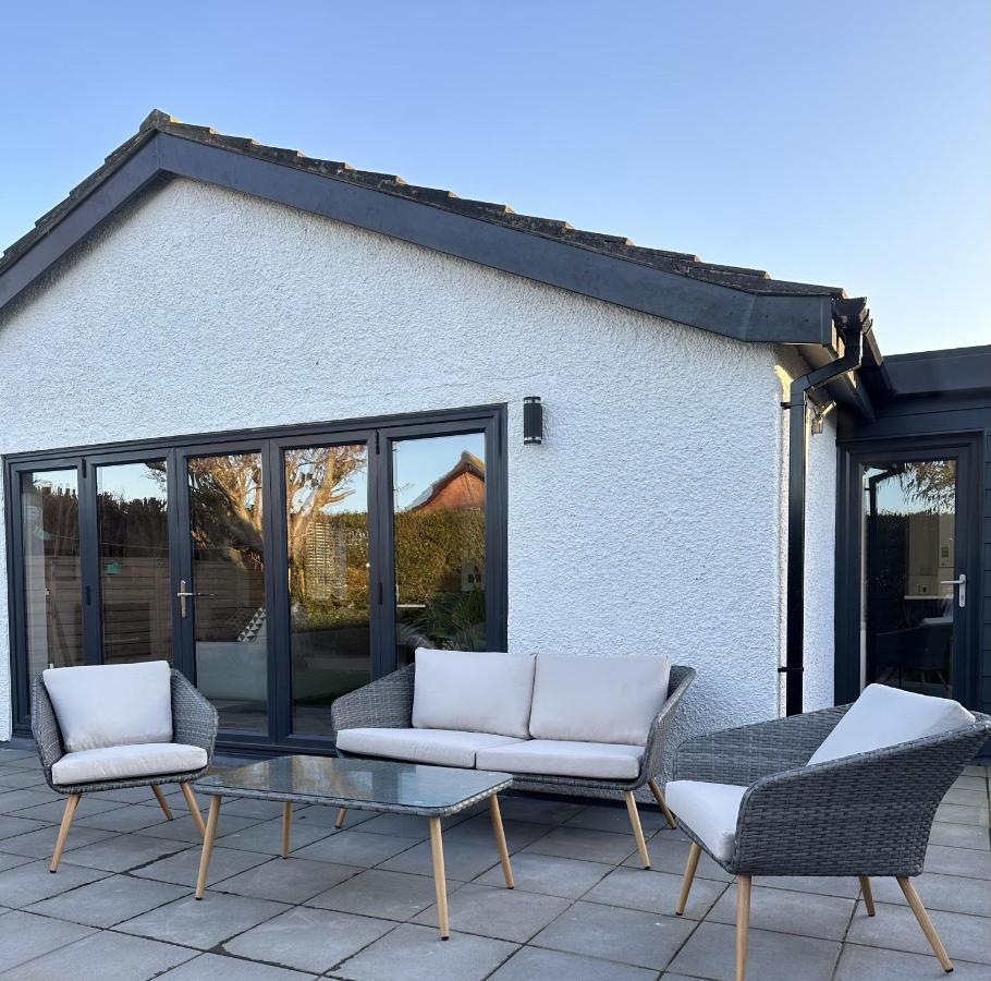 Stylish Modern Home With Parking Enclosed Garden Holyhead Luaran gambar