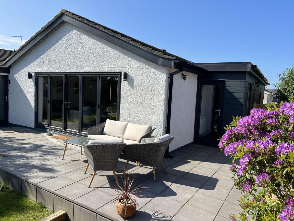 Stylish Modern Home With Parking Enclosed Garden Holyhead Luaran gambar