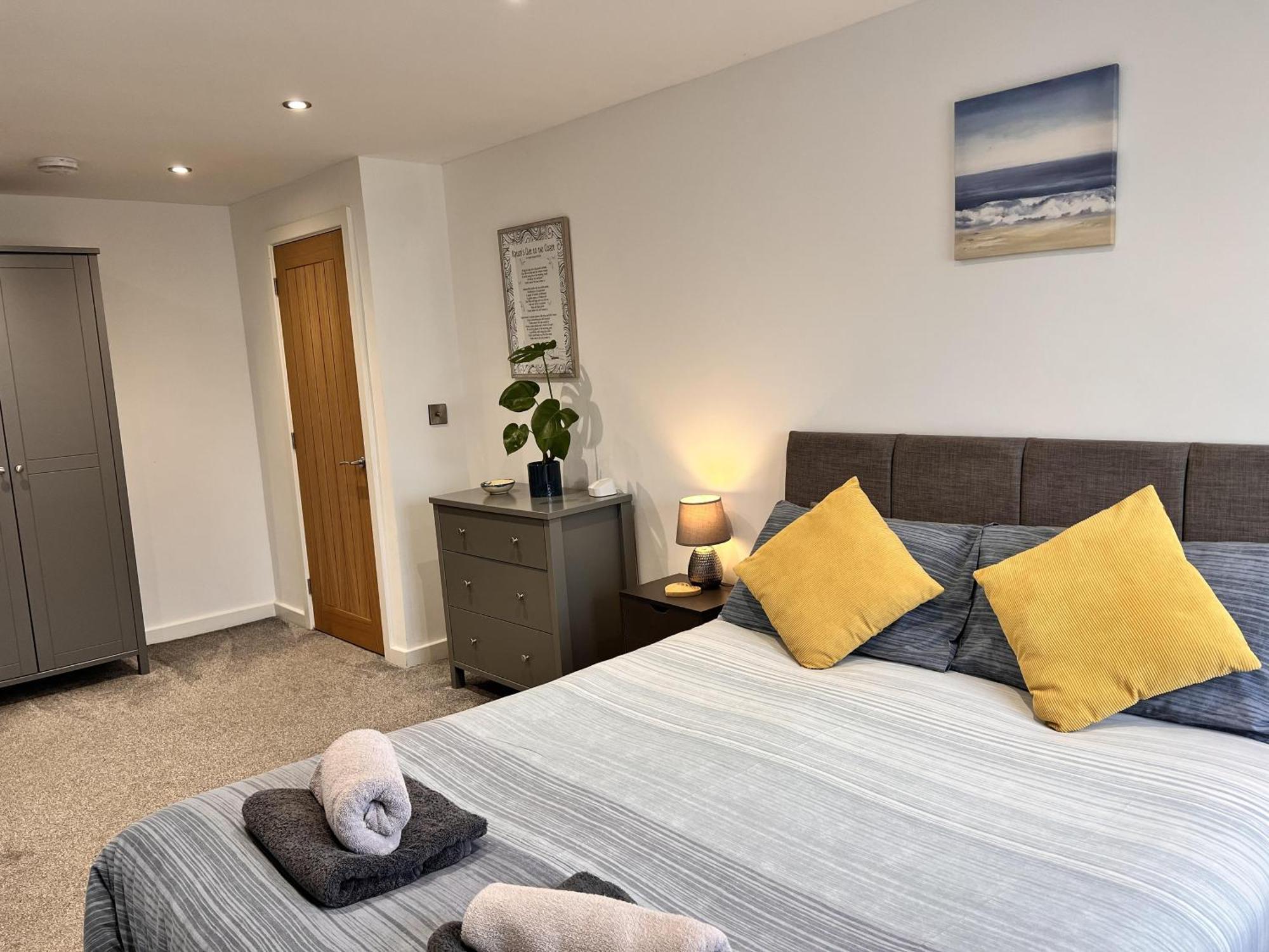 Stylish Modern Home With Parking Enclosed Garden Holyhead Luaran gambar